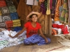 Vente d\'artisanat par une birmane souriante