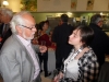 Une lauréate en discussion avec un ancien élève